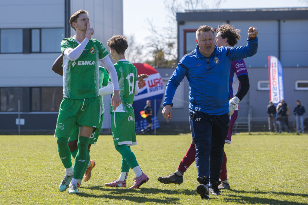 Radość Daniela Mosiejko i Aleksandra Trawińskiego po strzelonej bramce przez Gryfa Słupsk