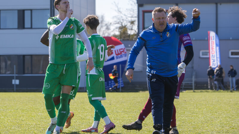 Radość Daniela Mosiejko i Aleksandra Trawińskiego po strzelonej bramce przez Gryfa Słupsk