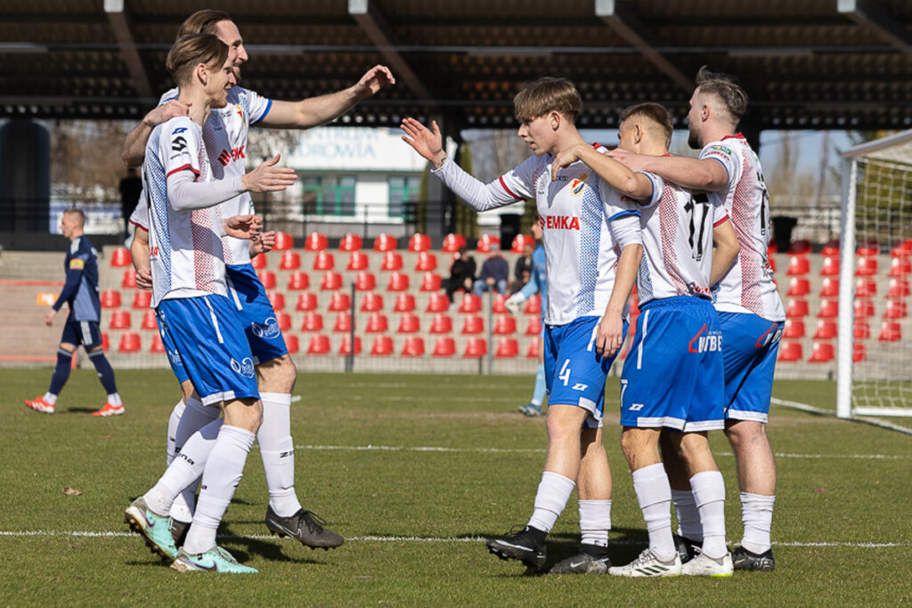 Zawodnicy Gryfa Słupsk cieszą się po strzelonej bramce