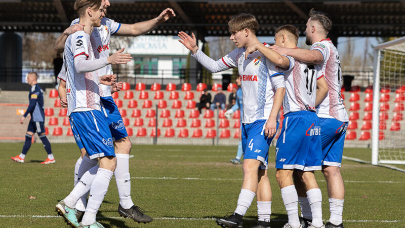 Zawodnicy Gryfa Słupsk cieszą się po strzelonej bramce